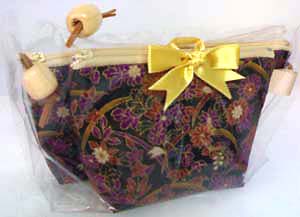 กระเป๋าสตรี : กระเป๋าชุด ลายดอกเบญจมาศสีม่วงดอกเล็ก ๆ พื้นดำ 0 กระเป๋าสตรี : กระเป๋าชุด ลายดอกเบญจมาศสีม่วงดอกเล็ก ๆ พื้นดำ 0